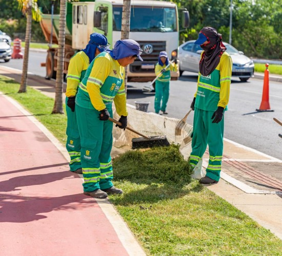 Parque do Barbado e mais 10 bairros recebem mutirão de limpeza da Prefeitura