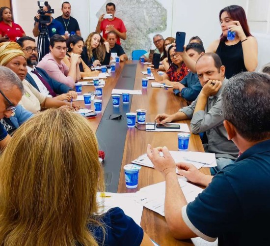 Prefeita sanciona lei e garante recomposição aos servidores da Educação