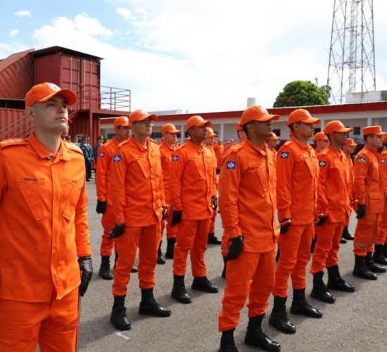 Corpo de Bombeiros de MT adere ao padrão internacional e adota fardamento laranja