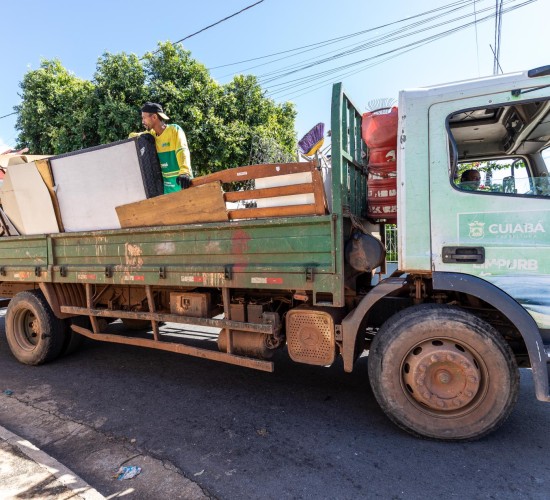 Prefeitura percorre 15 bairros com operação Cata-treco esta semana