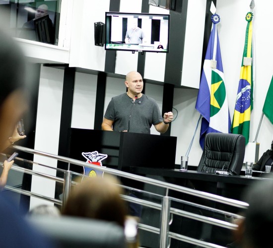 Prefeito debate acolhimento de crianças vítimas de violência na Câmara