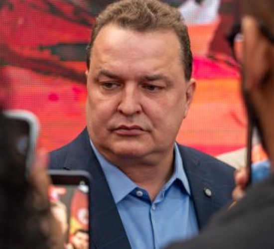 Max diz que cenário é indefinido e pode surgir novo nome