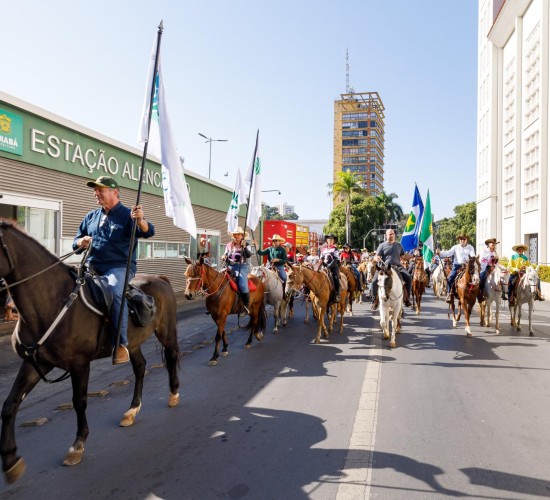 Cavalgada da Expoagro tem participação histórica do prefeito da capital