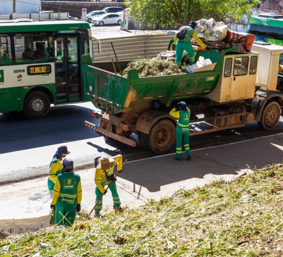 Prefeitura de Cuiabá faz grande operação de limpeza e iluminação no Morro da Luz