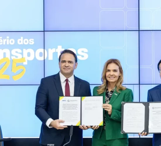 Brasil e China assinam acordo para estudar ferrovia de MT até o Peru