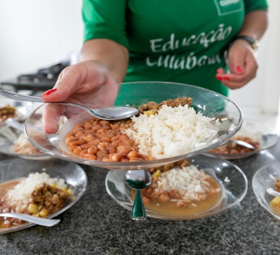 Prefeito de Cuiabá sanciona lei que autoriza merenda para professores e profissionais da educação