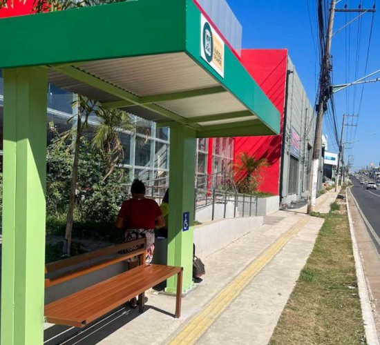 Prefeitura instala novos abrigos de ônibus para maior conforto aos passageiros