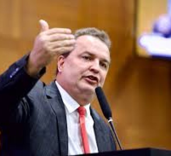 Russi classifica taxa de 50% ao Brasil decretada por Trump como “decisão louca”