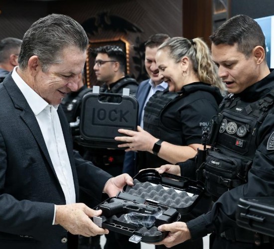Governo do Estado entrega 1.950 pistolas Glocks a policiais penais de Mato Grosso