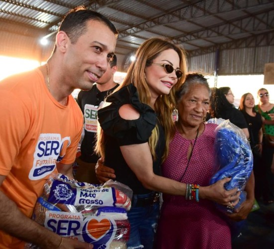 Primeira-dama de MT entrega cestas de alimentos, cobertores e brinquedos durante Mutirão da Cidadania em Cuiabá