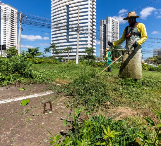 Limpurb faz megaoperação de limpeza em 15km da Miguel Sutil nesta sexta-feira