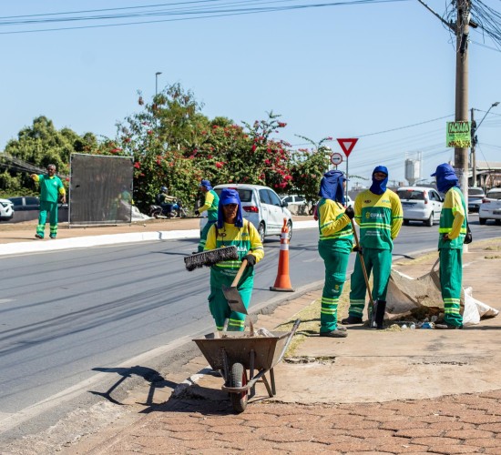 Mais de 40 toneladas de lixo são retirados da Miguel Sutil em operação da Limpurb