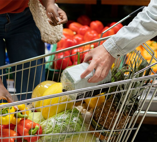 Cuiabanos têm novo alívio no bolso com segunda queda seguida no custo da cesta básica