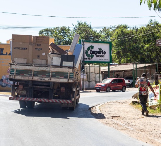 Limpurb intensifica ações contra descarte irregular com Cata-treco em 22 bairros nesta semana