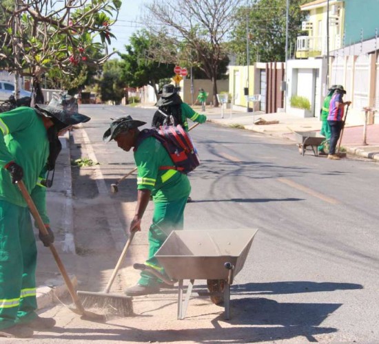 Secretaria executa serviços urbanos em diversos bairros nesta sexta-feira