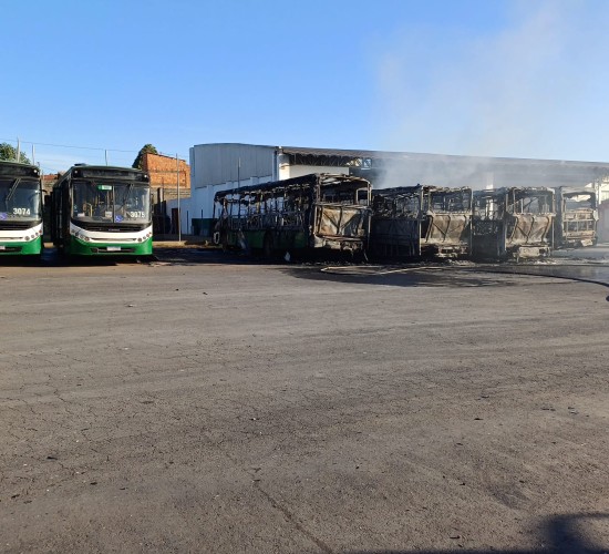 População não será afetada após incêndio atingir seis ônibus da Caribus em Cuiabá
