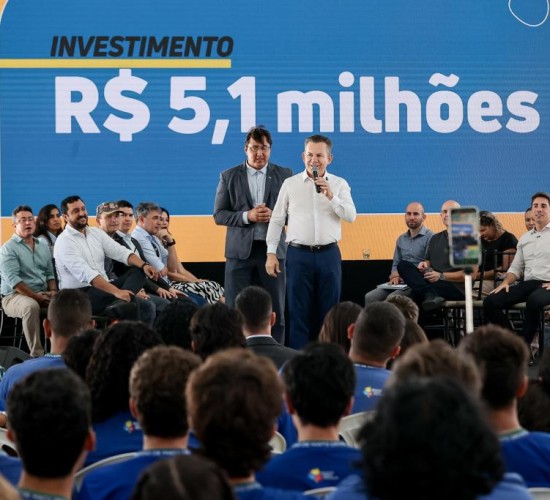 Governador anuncia licitação e 100% das escolas estaduais terão quadras