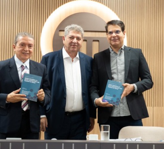 Livro lançado no TCE-MT é entregue na XXIII Semana Jurídica do TCE-SP