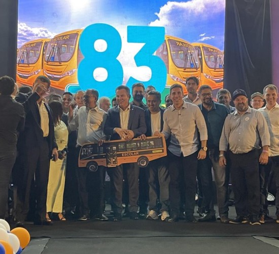 Governo de MT entrega mais 83 novos ônibus para transportar alunos do campo