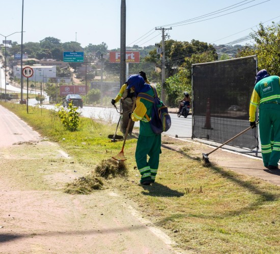 Prefeitura de Cuiabá limpa mais de 100 km em 12 avenidas