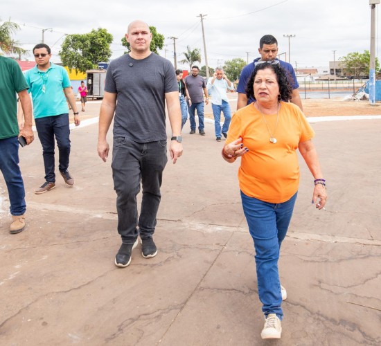 Prefeito, secretário e vereadora visitam obras da Praça do Pedra 90