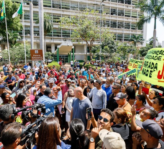 Prefeito se reúne com manifestantes do Contorno Leste e detalha assistência às famílias