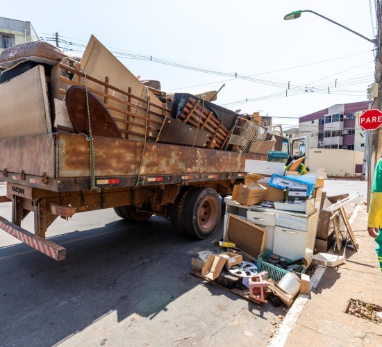 Operação Cata-Treco vai atender 12 bairros de Cuiabá nesta semana