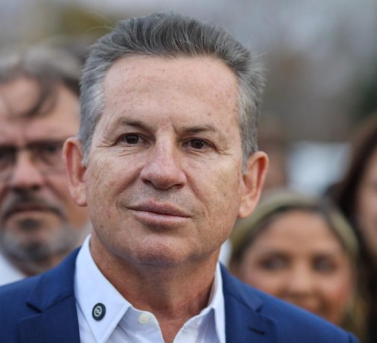 Mauro Mendes recebe comenda por avanços na alfabetização em MT