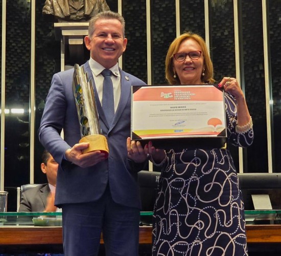 Governador recebe Comenda do Senado por avanço na alfabetização infantil em MT