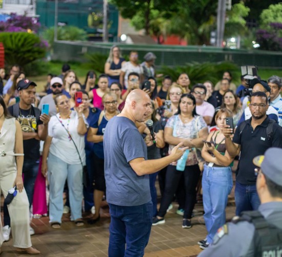Em reunião na praça, Abilio reforça diálogo e busca consenso com servidores