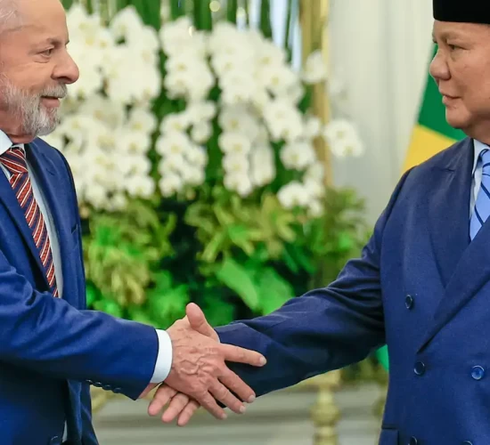 Brasil e Indonésia firmam acordos; Lula confirma candidatura em 2026