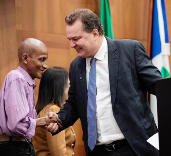 Presidente Max Russi homenageia servidores públicos da ALMT