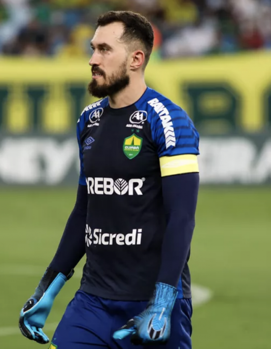 Walter celebra marca de cem jogos pelo Cuiabá