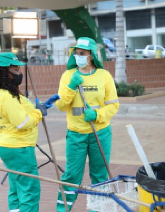 Dia do Gari: Primeira-dama DE CUIABÁ MÁRCIA PINHEIRO veste uniforme, quebra paradigma e conhece rotina de trabalho dos profissionais de limpeza
