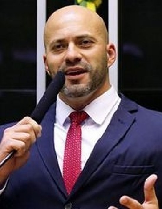 Daniel Silveira diz à PF que cachorro roeu carregador da tornozeleira