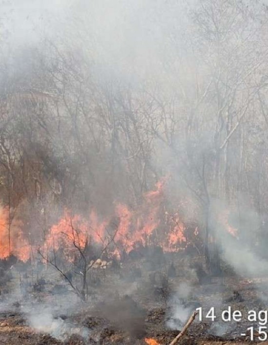 Aeronave e helicóptero são usados para tentar apagar incêndio no Morro de Santo Antônio (MT)