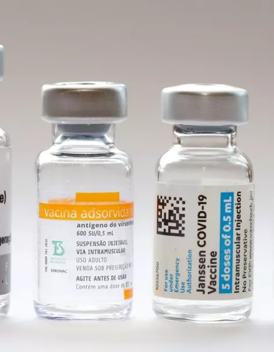 Ômicron: Fabricantes de vacina avaliam impacto ou se preparam para agir contra variante