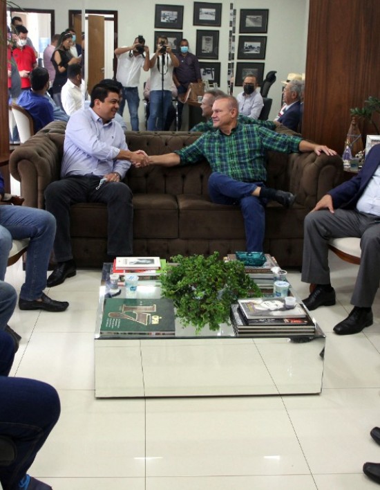 EM VARZEA GRANDE KALIL RECEBE JAYME, WELLINGTON E EMANUELZINHO QUE REAFIRMAM APOIO E MAIS EMENDAS