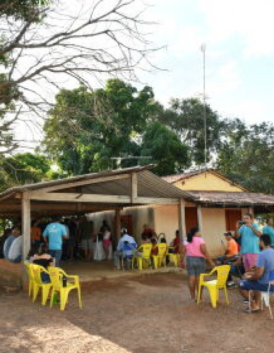 Em Cáceres, Botelho entrega benefícios a agricultores do Assentamento Sadia