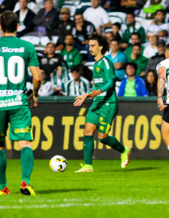 Cuiabá perde para o Coritiba e volta para a zona de rebaixamento no Brasileiro