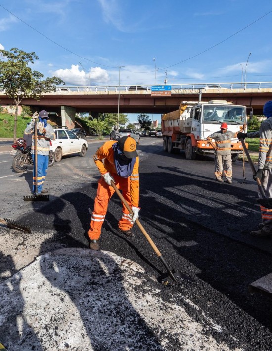 Treze pontos de Cuiabá recebem operação tapa-buraco em 2 dias