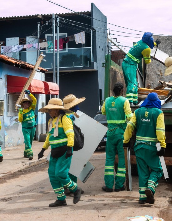 Limpurb realiza mutirão de cata-treco em 12 bairros de Cuiabá