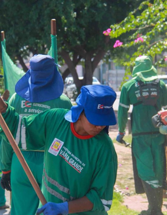 Serviços Públicos abriu a semana com limpeza simultânea em oito bairros