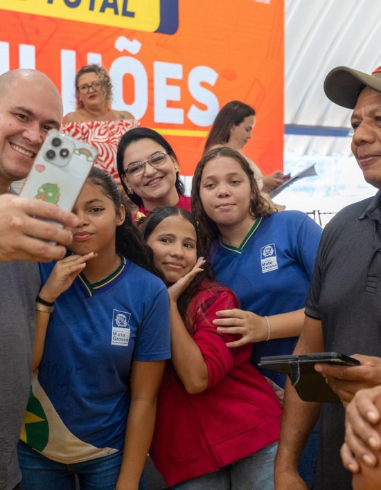 Prefeito e primeira-dama participam de inauguração de escolas no Pedra 90