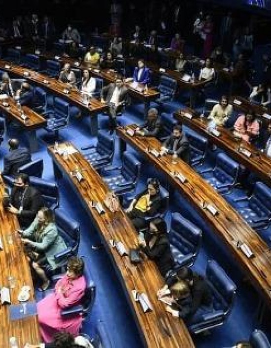 Senado aprova projeto que dispensa autorização de marido para mulher fazer laqueadura