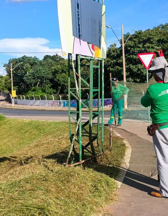 Avenida Prefeito Murilo Domingos e ciclovia recebem serviços de zeladoria