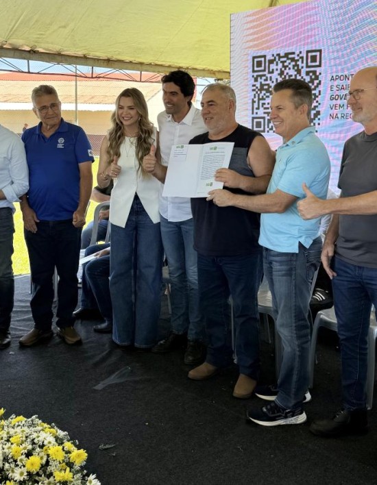 Governo entrega escrituras definitivas e põe fim à espera de mais de 40 anos de moradores de assentamento