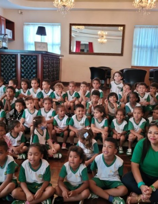 Estudantes do CMEI Serginho visitam o Cine Teatro e assistem sessão de cinema