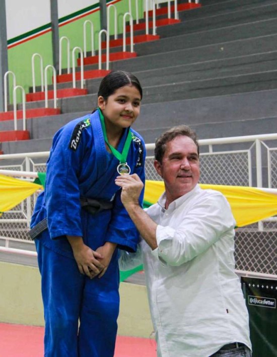 Prefeitura premia vencedores dos Jogos Estudantis 2025