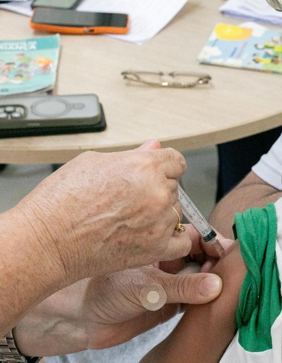 Saúde leva vacinação e orientações para dentro de escola no bairro Osmar Cabral